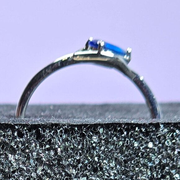 Leaf Design Ring With Blue and White CZ Accents Size 9.75 (NWOT) - Picture 5 of 6